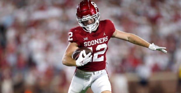 Oklahoma Sooners wide receiver Drake Stoops catches a pass during a college football game.